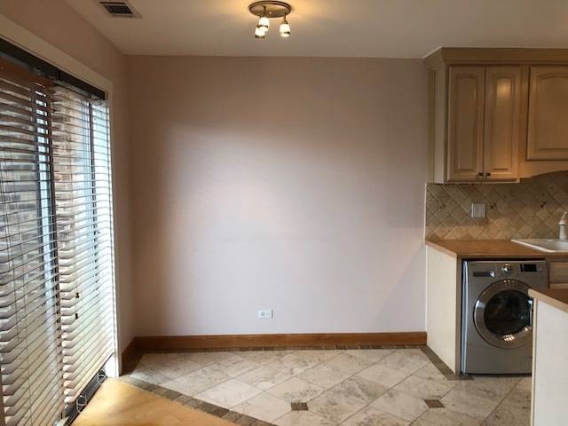 725 W Huntington Commons RD #401, Mount Prospect, IL 60056