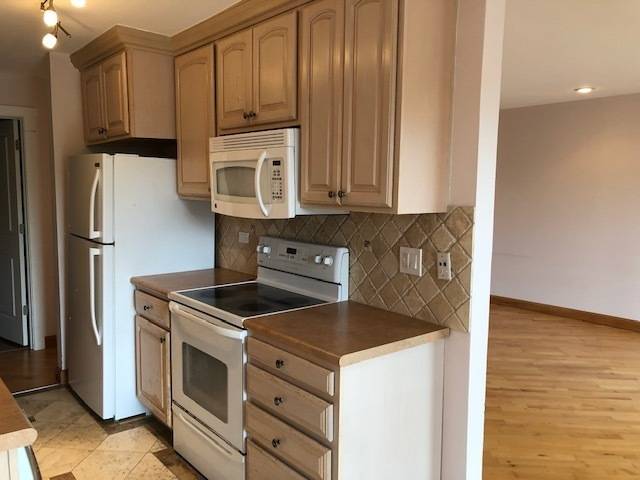 725 W Huntington Commons RD #401, Mount Prospect, IL 60056