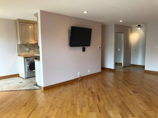 725 W Huntington Commons RD #401, Mount Prospect, IL 60056