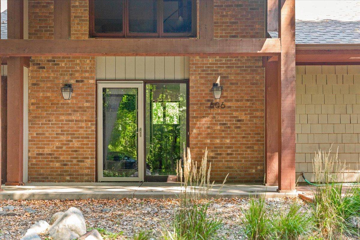 606 Carver Beach RD, Chanhassen, MN 55317
