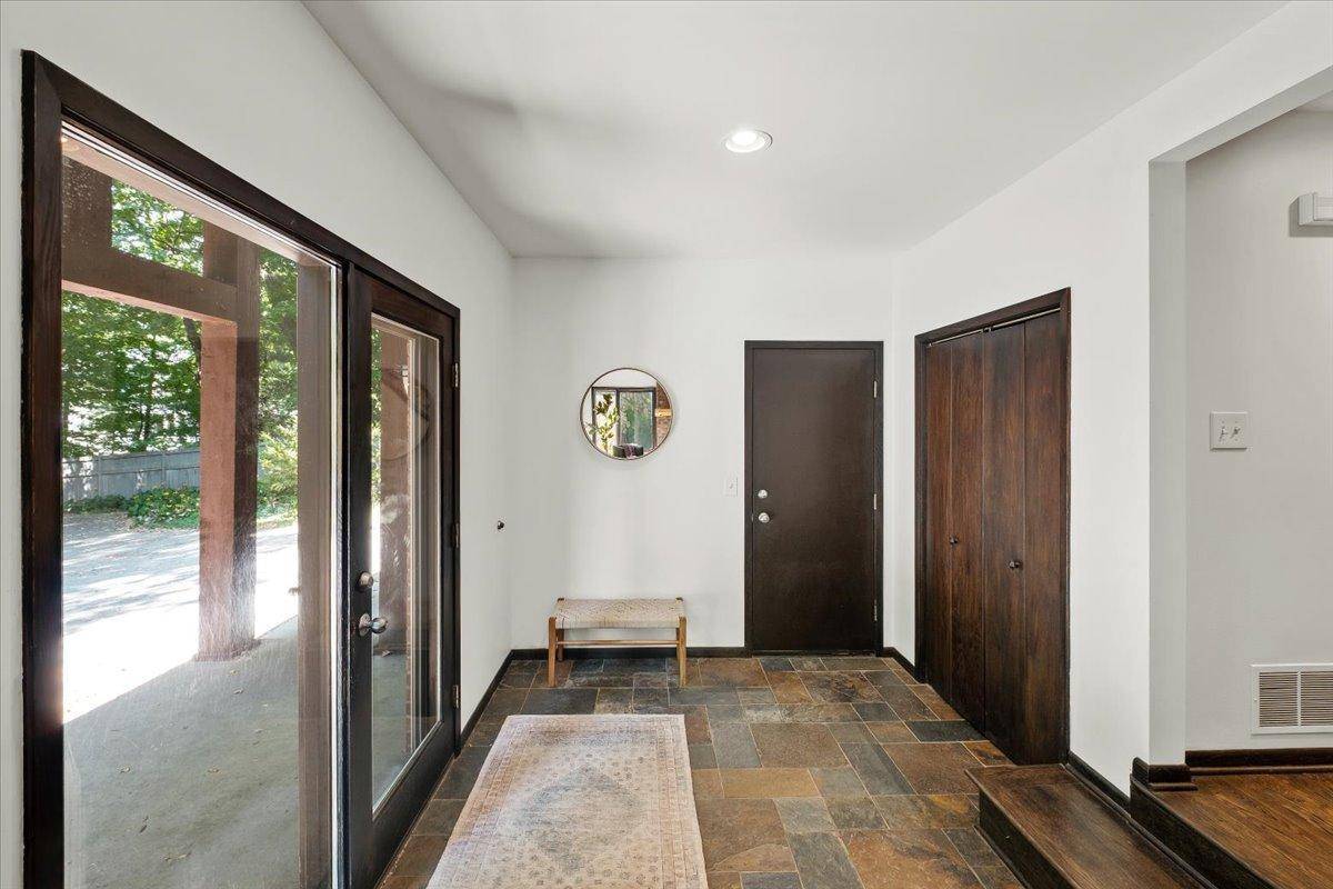 606 Carver Beach RD, Chanhassen, MN 55317