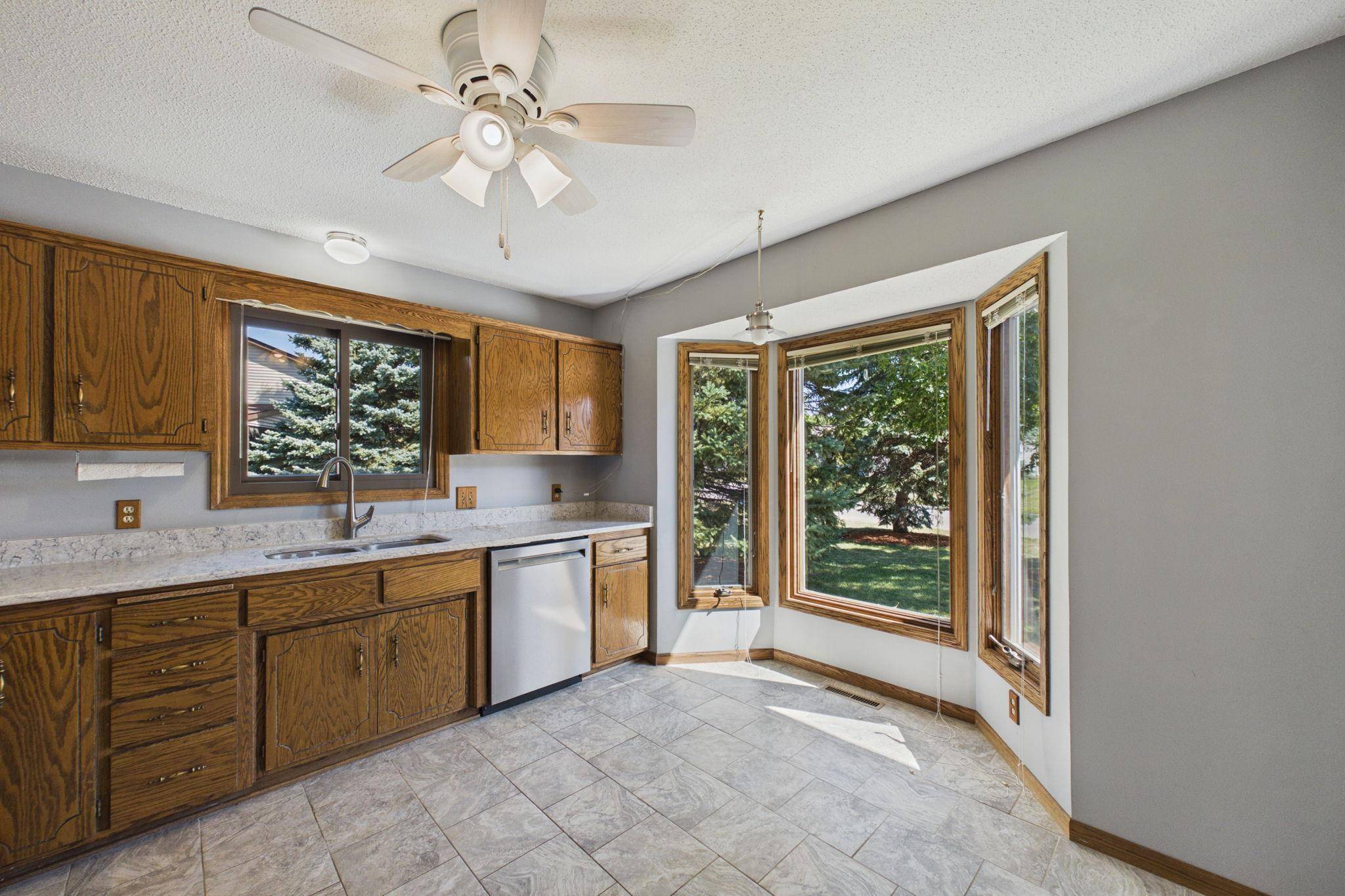 1604 Rio Loma DR, Burnsville, MN 55337