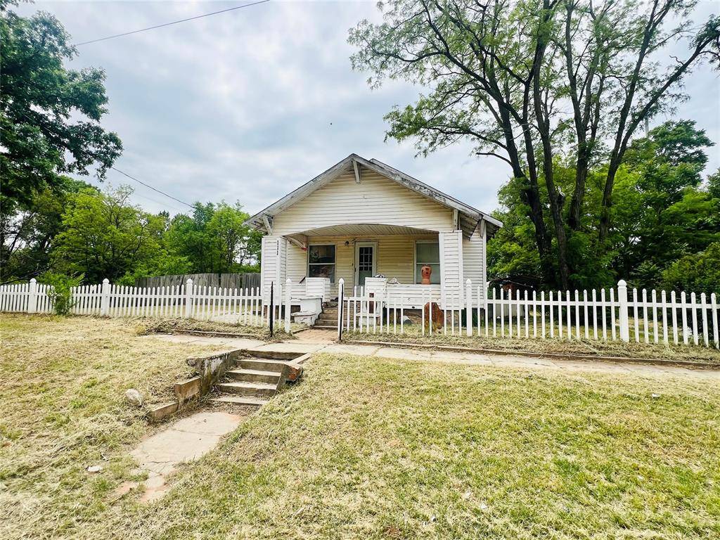 111 S Lincoln AVE, Canton, OK 73724