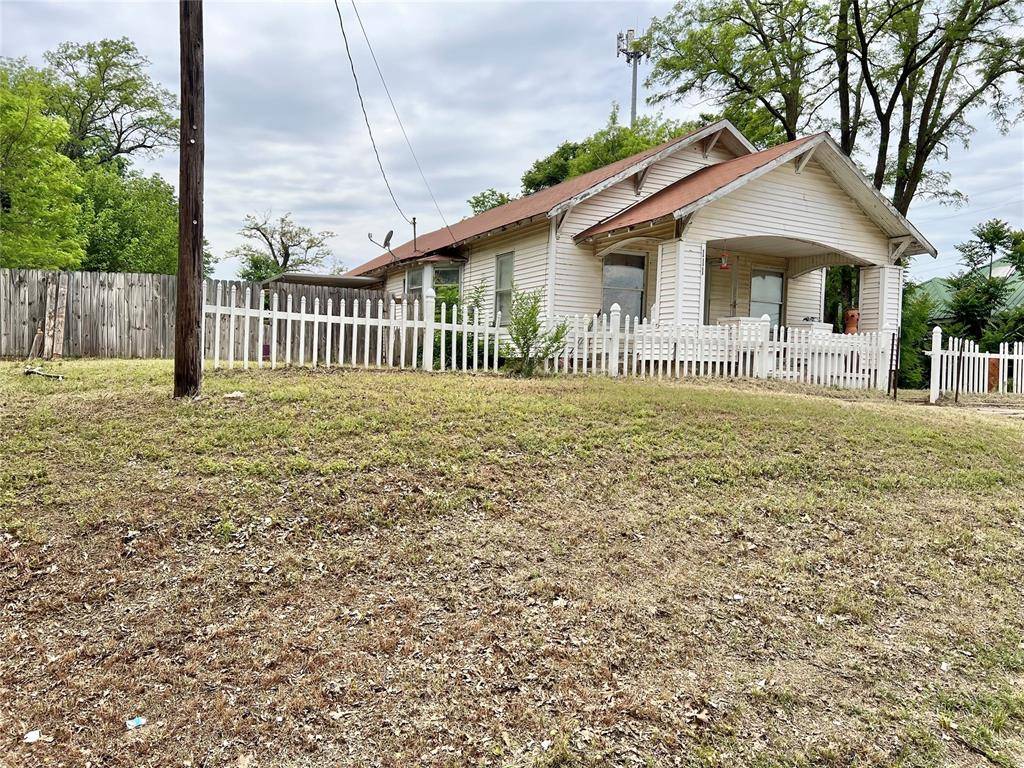 111 S Lincoln AVE, Canton, OK 73724
