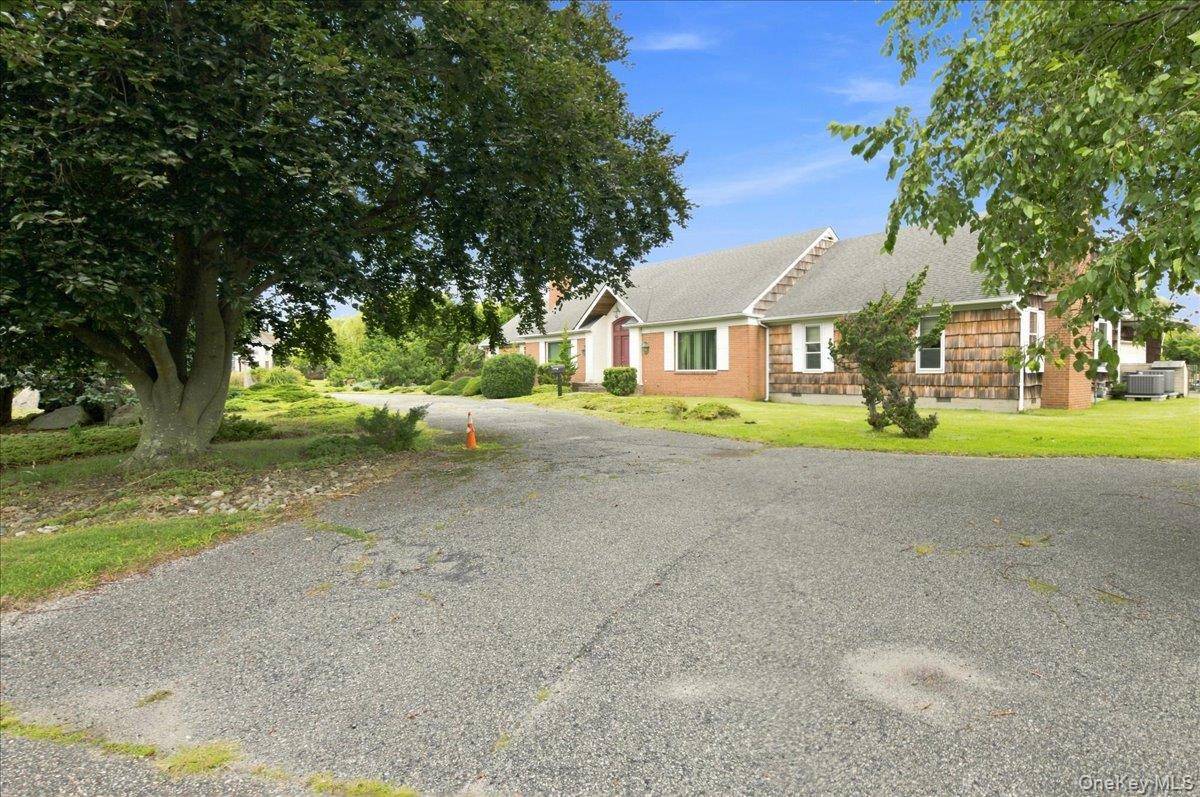 3 The Moor, East Islip, NY 11730