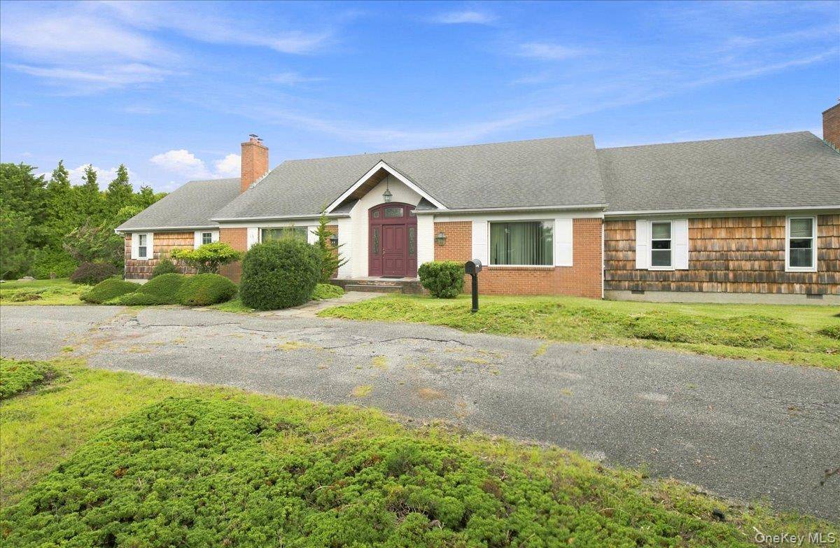3 The Moor, East Islip, NY 11730