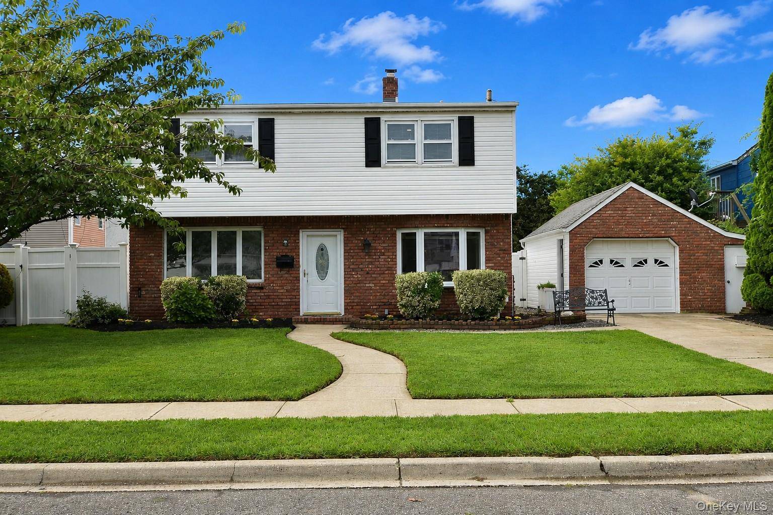 7 Swan LN, Levittown, NY 11756