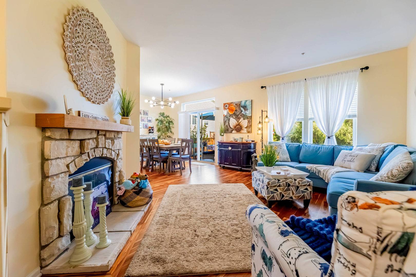 73 Woodview DR, Glen Ellyn, IL 60137
