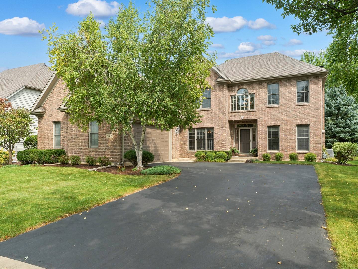 707 Evergreen LN, Sugar Grove, IL 60554