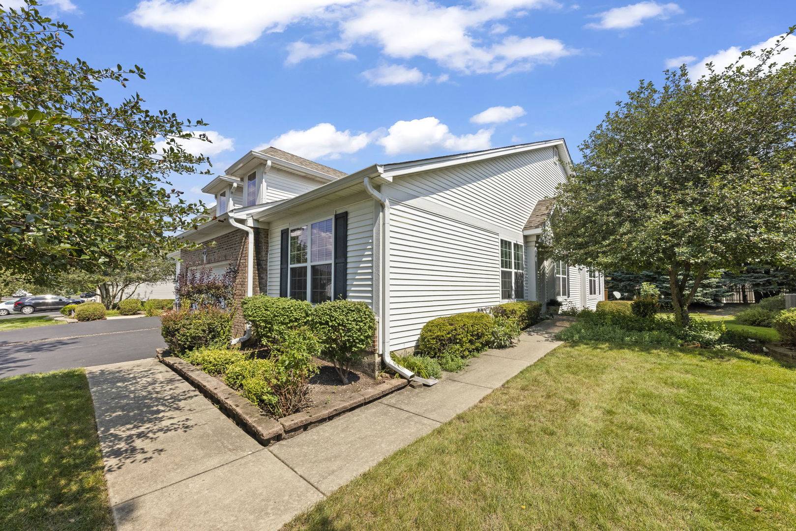 430 Woodhill DR, Carol Stream, IL 60188