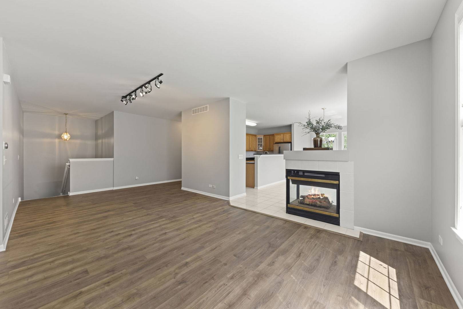 430 Woodhill DR, Carol Stream, IL 60188