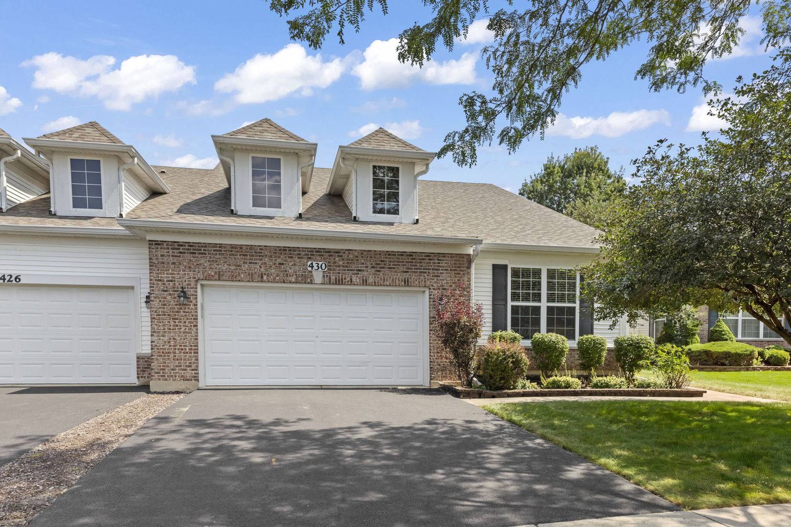 430 Woodhill DR, Carol Stream, IL 60188
