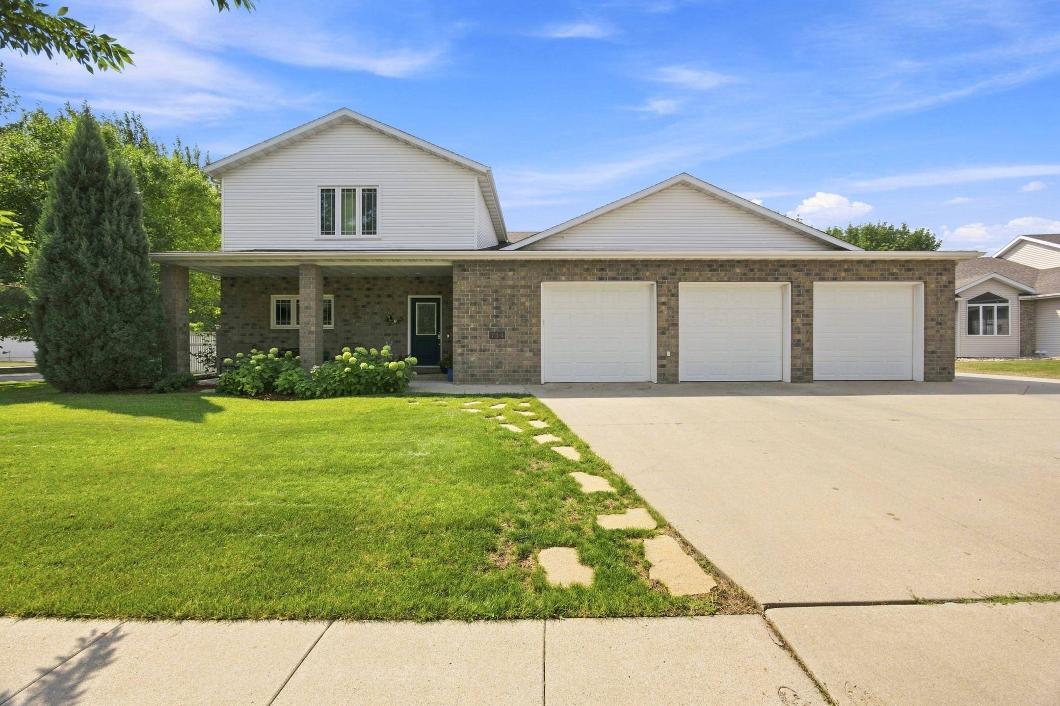 754 Wyndemere DR, West Fargo, ND 58078