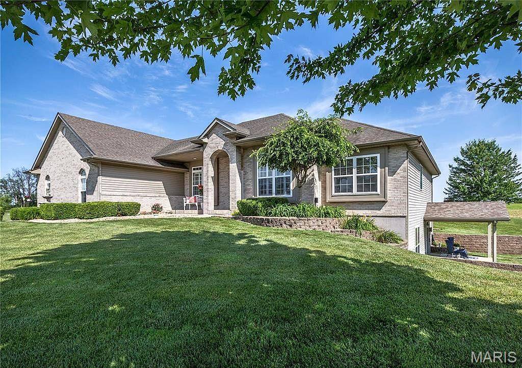 2033 Grandview DR, St Jacob, IL 62281