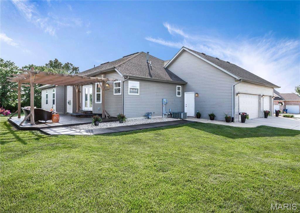 2033 Grandview DR, St Jacob, IL 62281