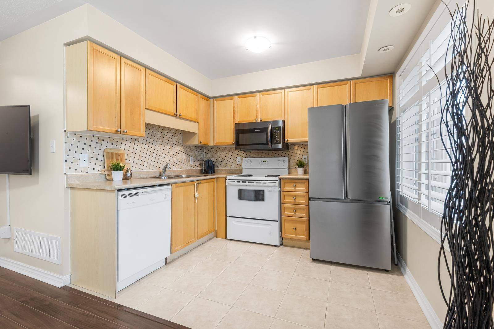 3025 Elmcreek RD #5, Mississauga, ON L5B 0B6