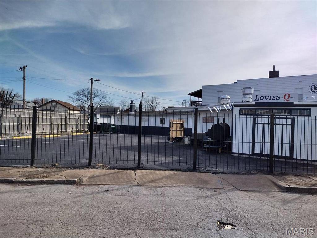 7954 N Broadway, St Louis, MO 63147