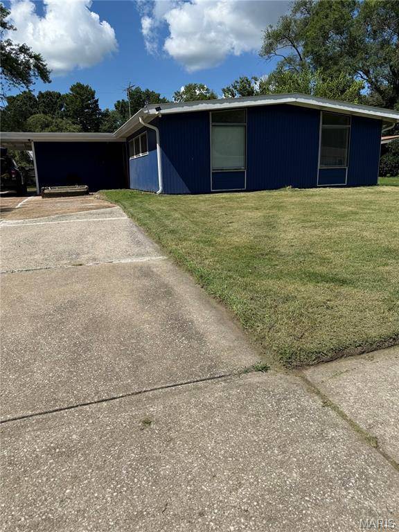 805 Derhake RD, Florissant, MO 63033