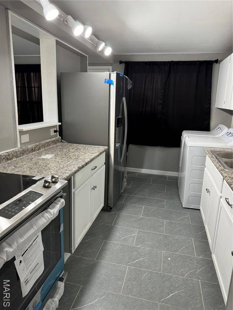 805 Derhake RD, Florissant, MO 63033