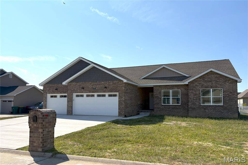 201 Adderly LN, Millstadt, IL 62260