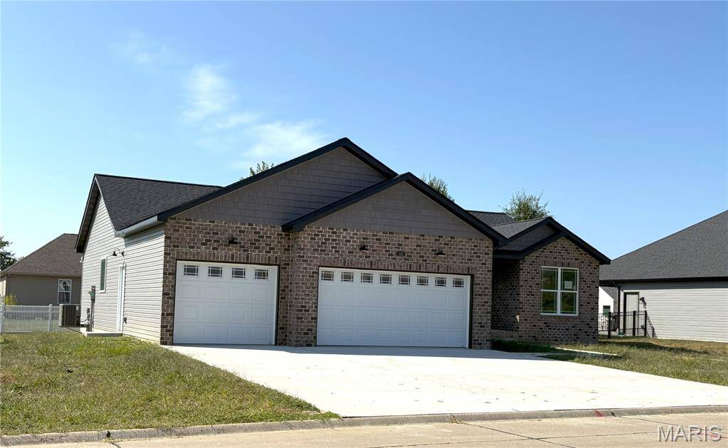 113 Adderly LN, Millstadt, IL 62260