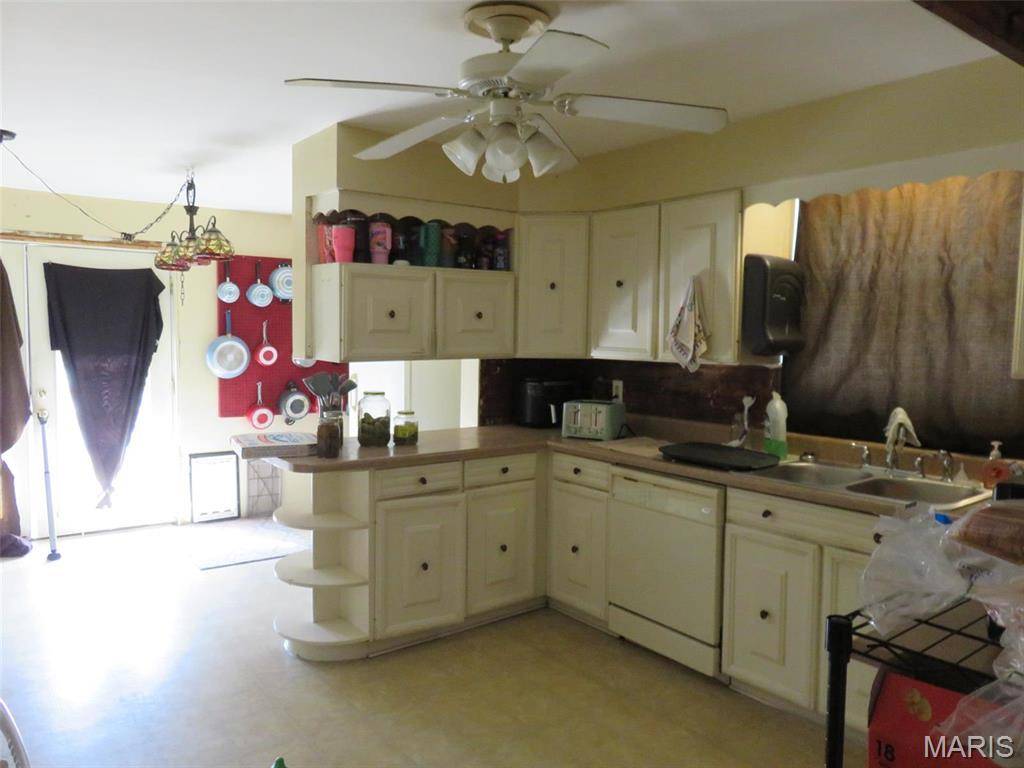 14 E Penning AVE, Wood River, IL 62095