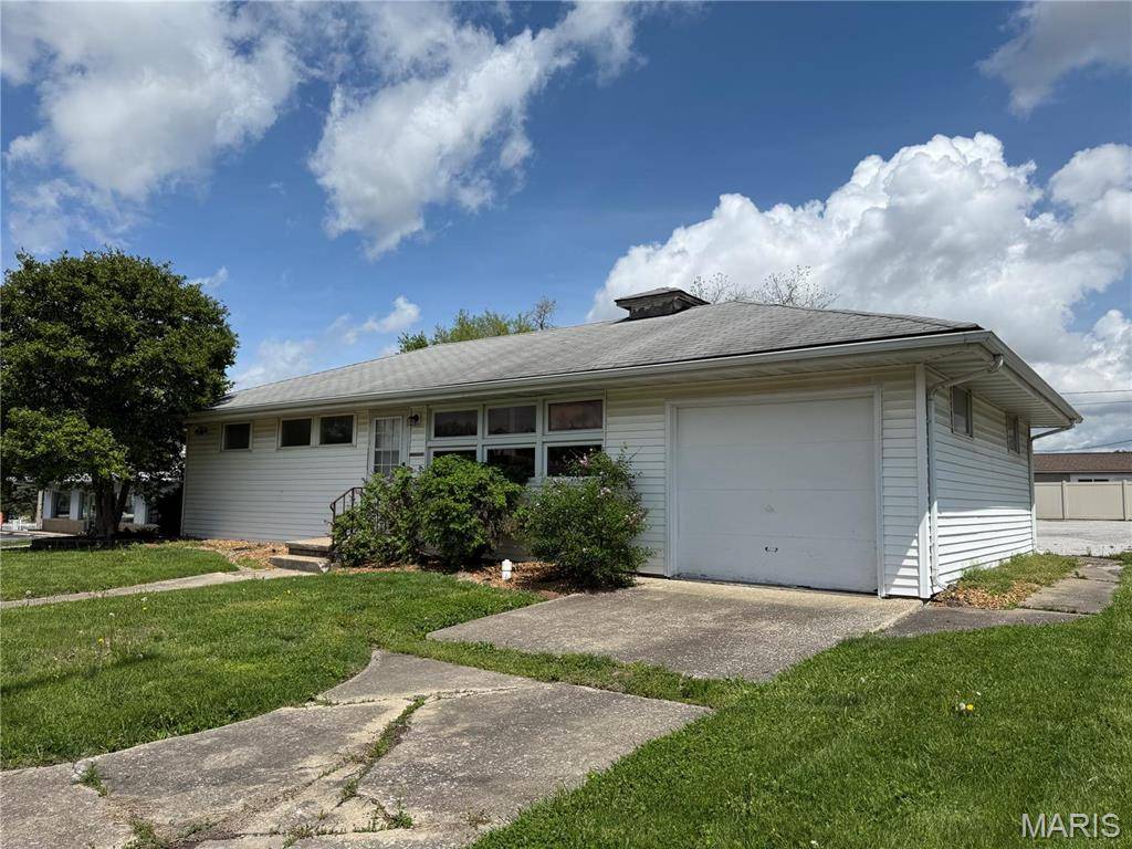 114 N Hibbard ST, Staunton, IL 62088