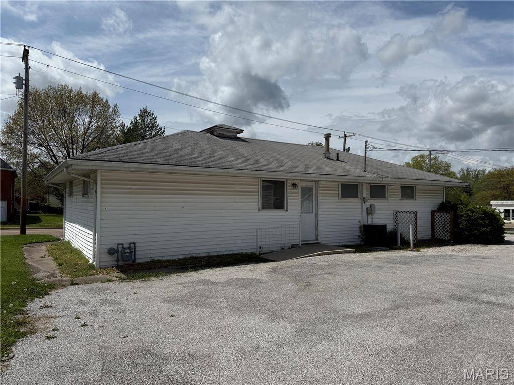 114 N Hibbard ST, Staunton, IL 62088