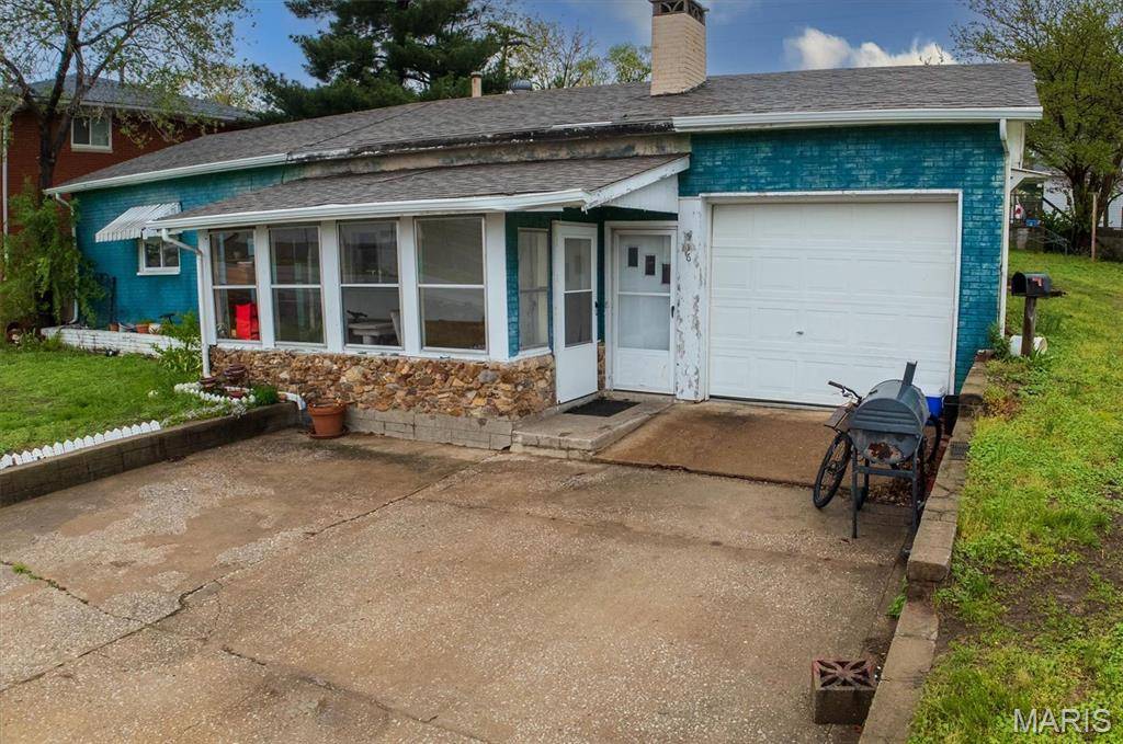 516 N Old Edwardsville RD, Roxana, IL 62084