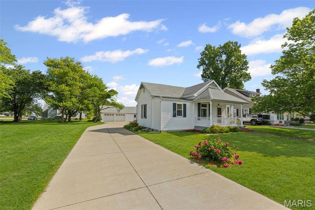 207 W Vine ST, Brighton, IL 62012