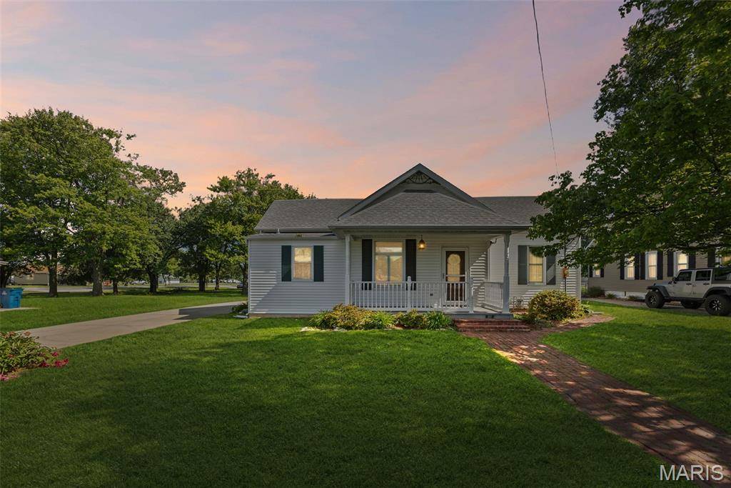 207 W Vine ST, Brighton, IL 62012