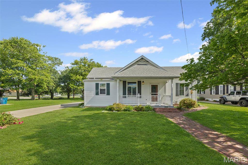 207 W Vine ST, Brighton, IL 62012
