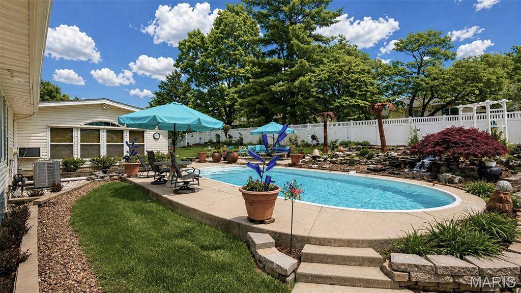 1422 Cobblestone DR, St Charles, MO 63304