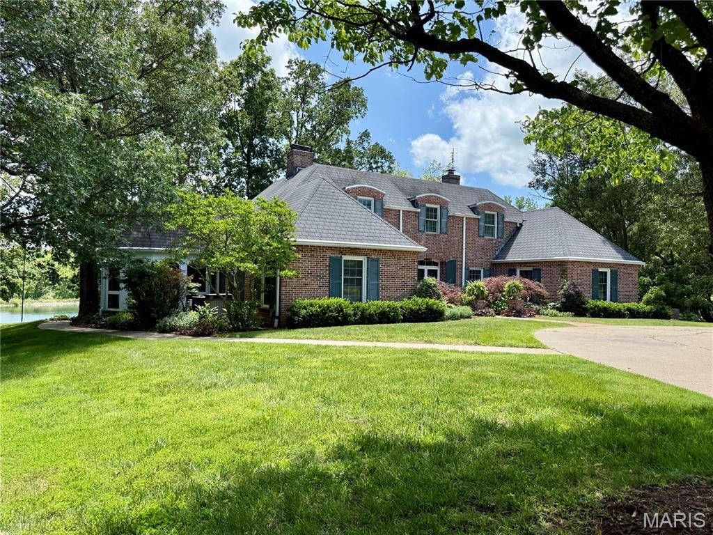 18994 Country Club LN, Carlinville, IL 62626