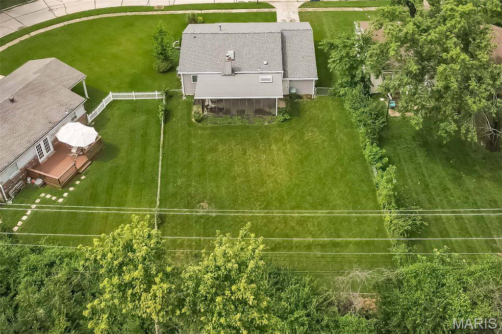 121 Foxtree DR, Hazelwood, MO 63042