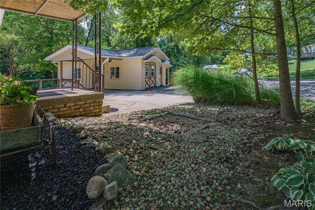 132 Edding LN, Fairview Heights, IL 62208