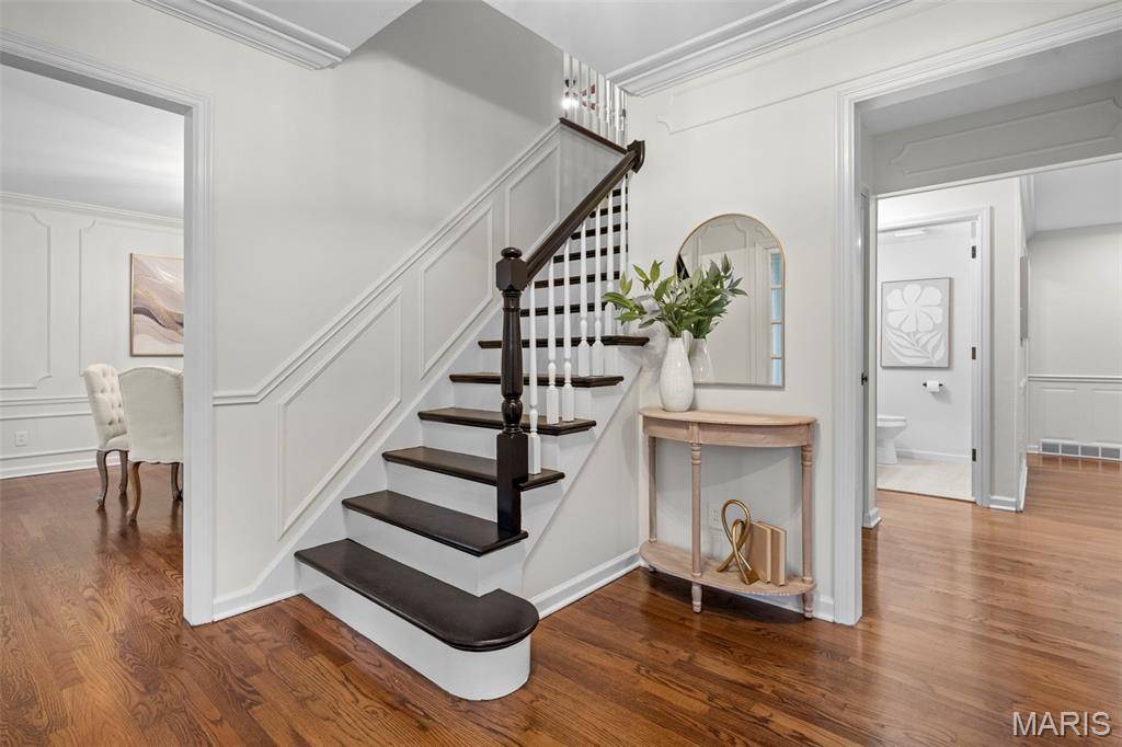 51 Brook Mill LN, Town And Country, MO 63017