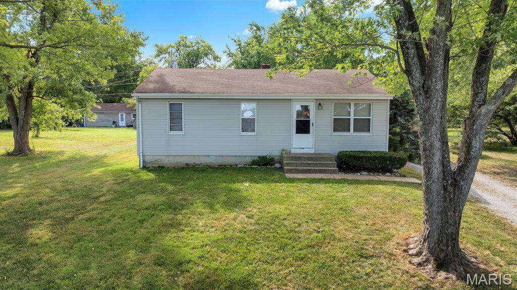 2820 Mulberry LN, St Charles, MO 63303