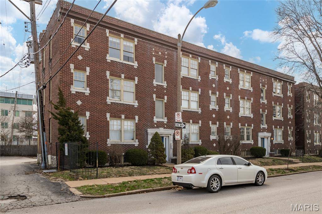 1014 Oakview PL, St Louis, MO 63110