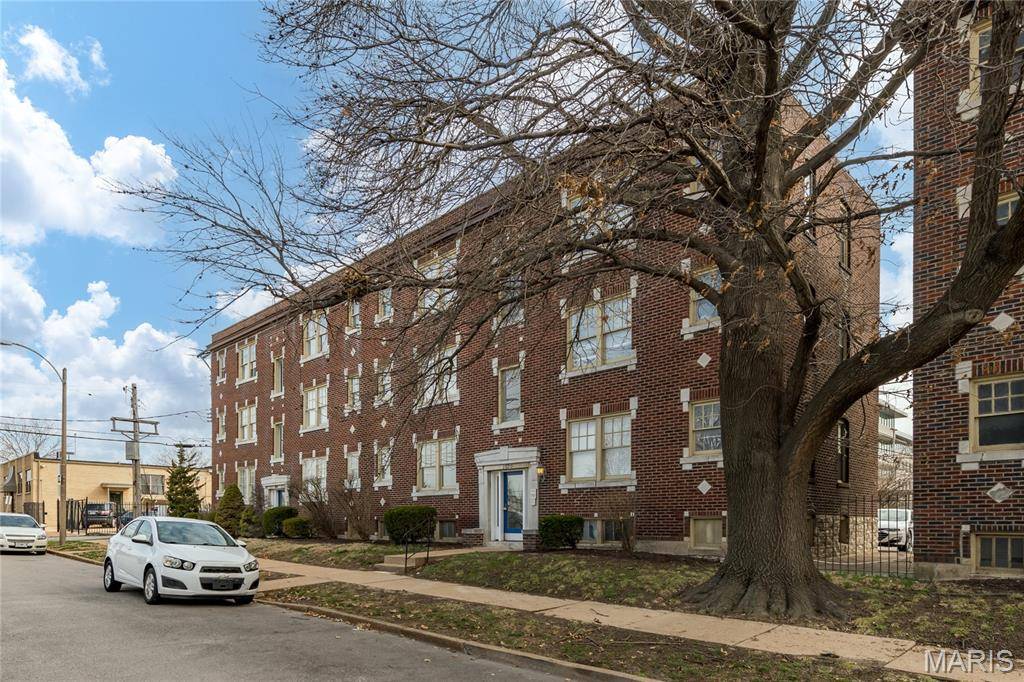 1014 Oakview PL, St Louis, MO 63110
