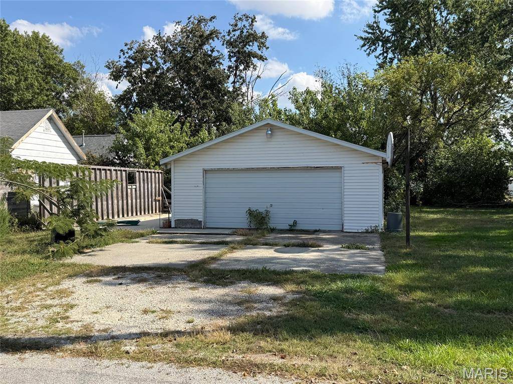 623 W 2nd ST, St Elmo, IL 62458