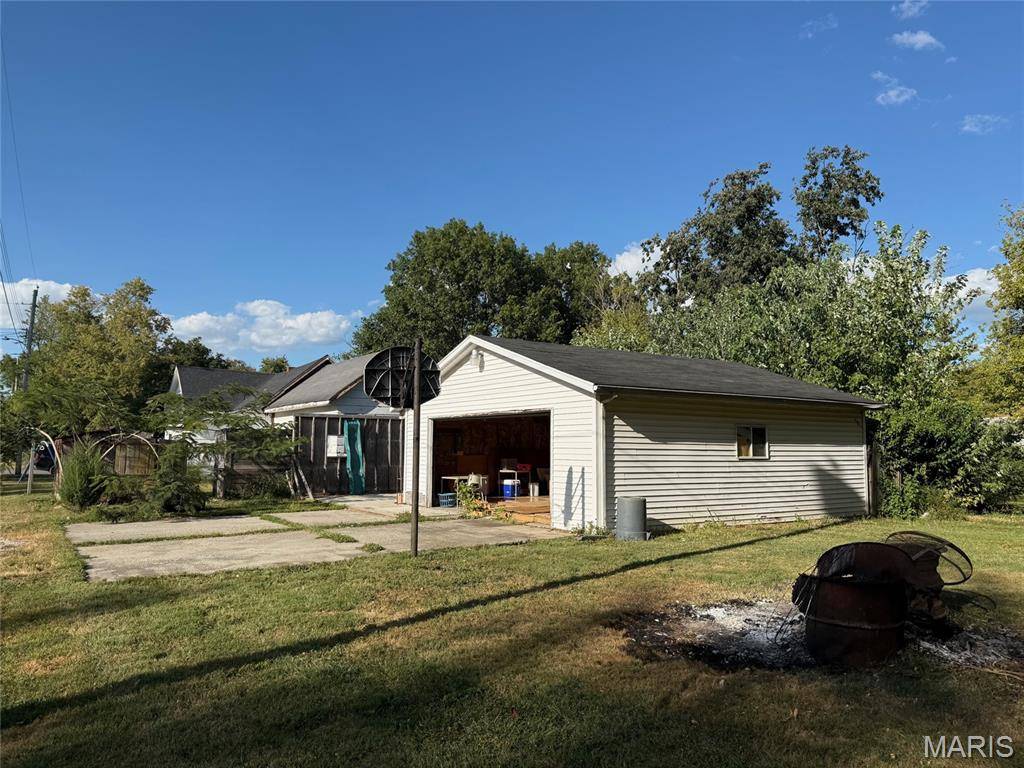 623 W 2nd ST, St Elmo, IL 62458
