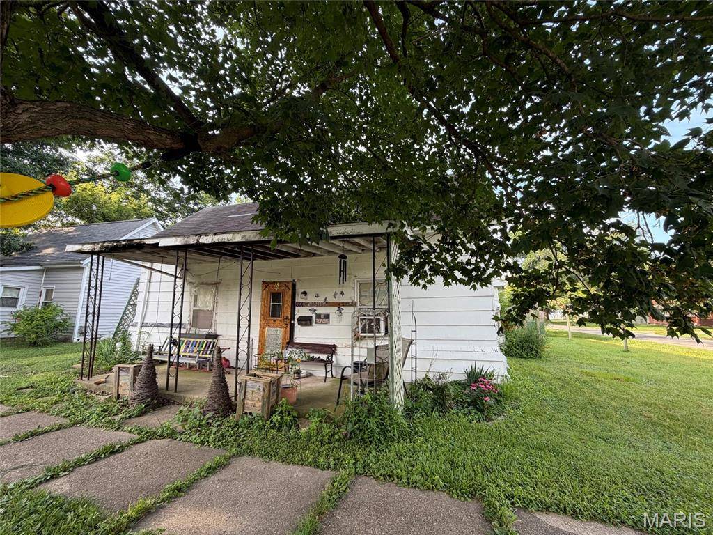 623 W 2nd ST, St Elmo, IL 62458