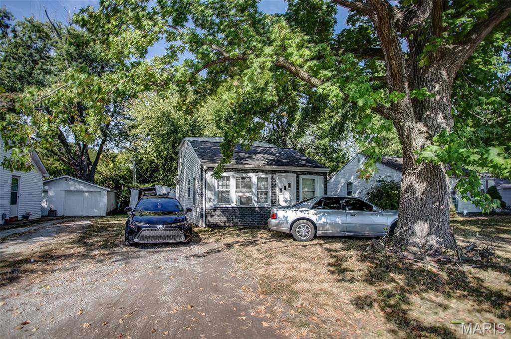 959 Green Mount LN, Belleville, IL 62220