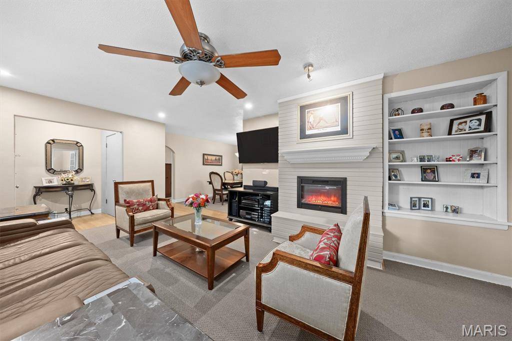 671 Glen Crossing RD, Glen Carbon, IL 62034