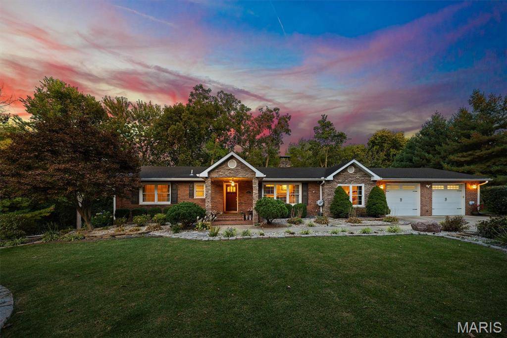 671 Glen Crossing RD, Glen Carbon, IL 62034
