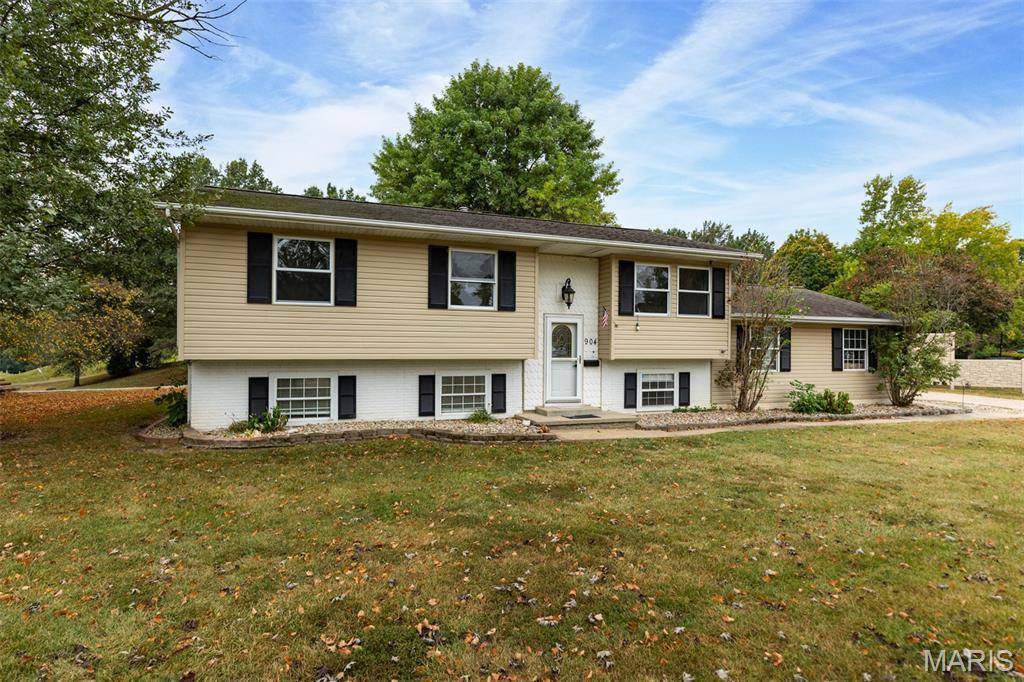 904 W Miller DR, Staunton, IL 62088