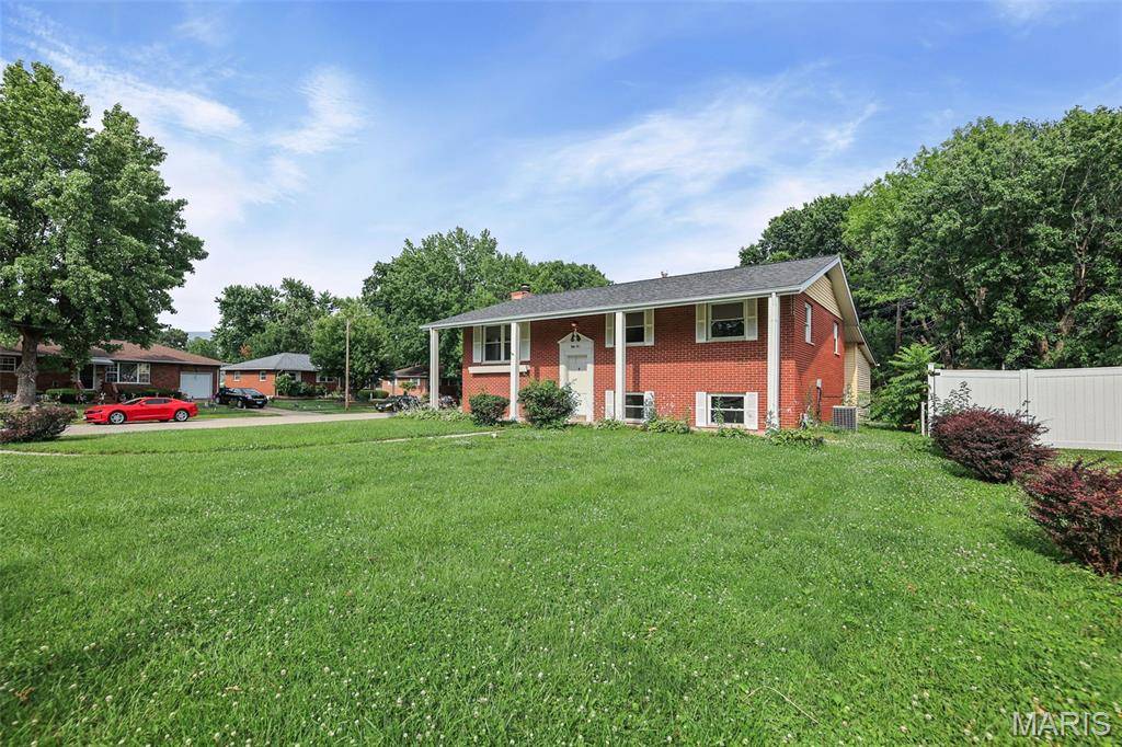 52 Villa Dr DR, Granite City, IL 62040