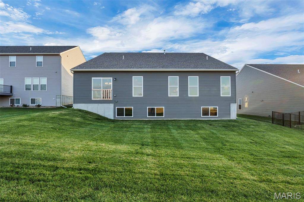 207 Kreder LN, St Charles, MO 63304