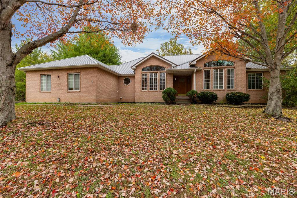 2 Deer Hollow LN, Litchfield, IL 62056